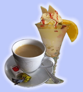 Eisbecher und Kaffee